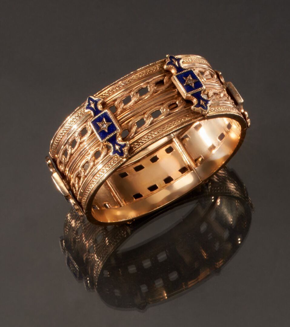 Null 黄金585千分之一镂空铰链和开口手链，装饰有蓝色珐琅图案，每个图案都装饰有一颗玫瑰色切割钻石。
(有凹痕和缺损)
内径 : 5.7厘米
毛重 : 41&hellip;