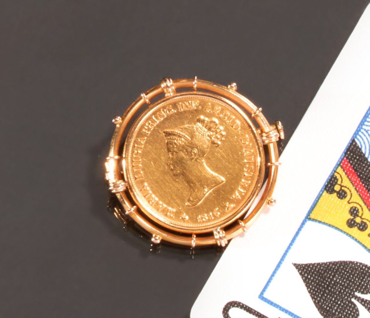 Null Spilla in oro giallo 750 millesimi, al centro decorata con una moneta d'oro&hellip;