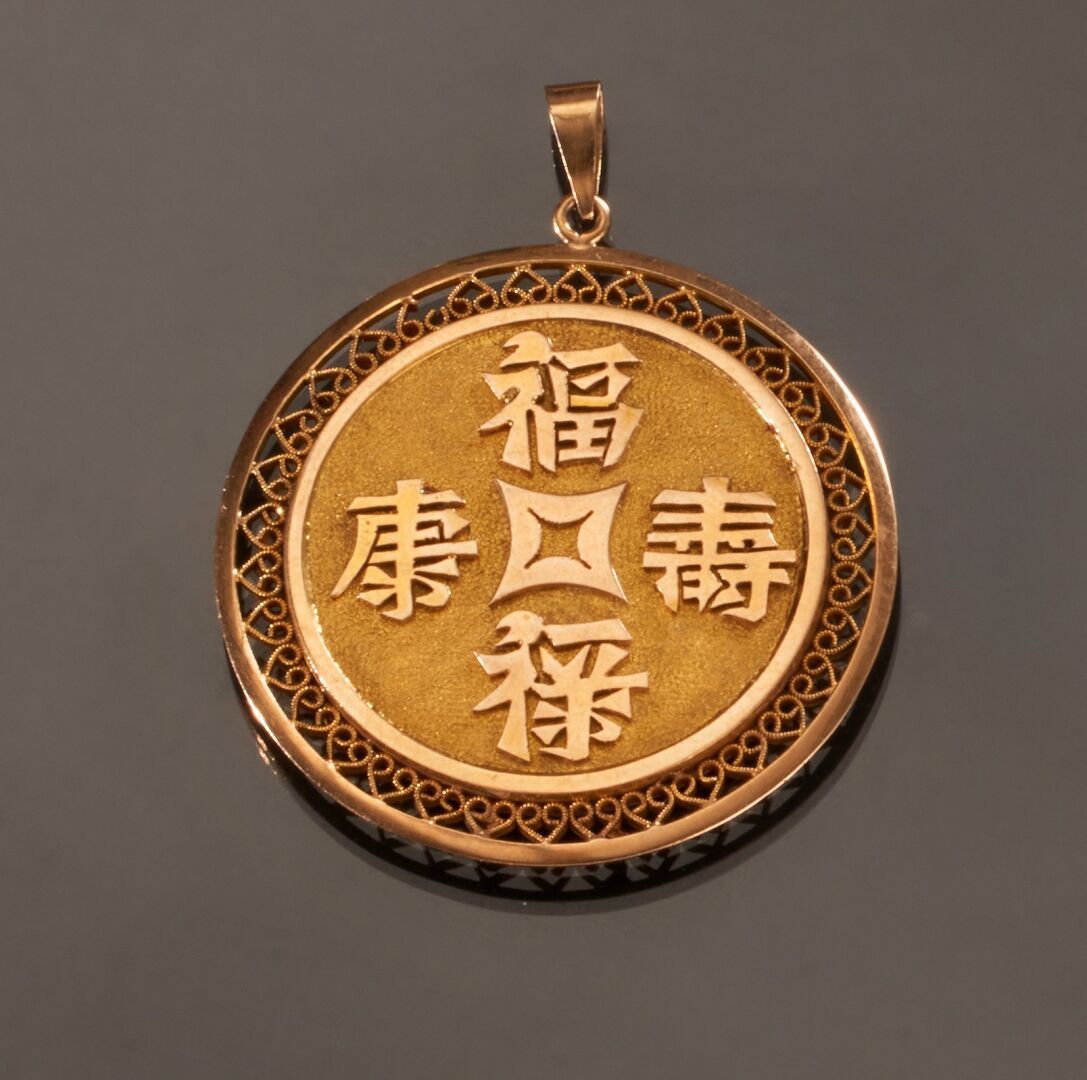 Null 750千分之一黄金圆形吊坠，中心装饰有玛瑙和亚洲文字。
(有划痕，划痕和缺损)
高度 : 5,4 cm
毛重 : 16,4 g