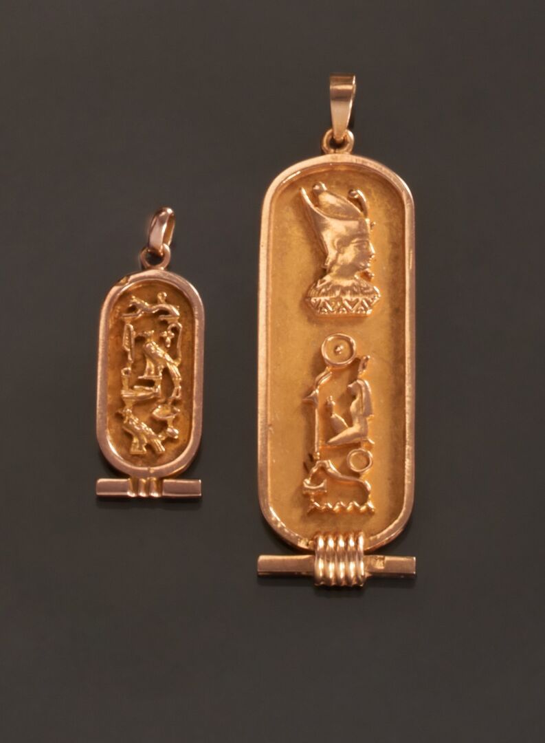 Null Set aus zwei Anhängern mit eingravierten Hieroglyphen, einer aus 750er Gelb&hellip;