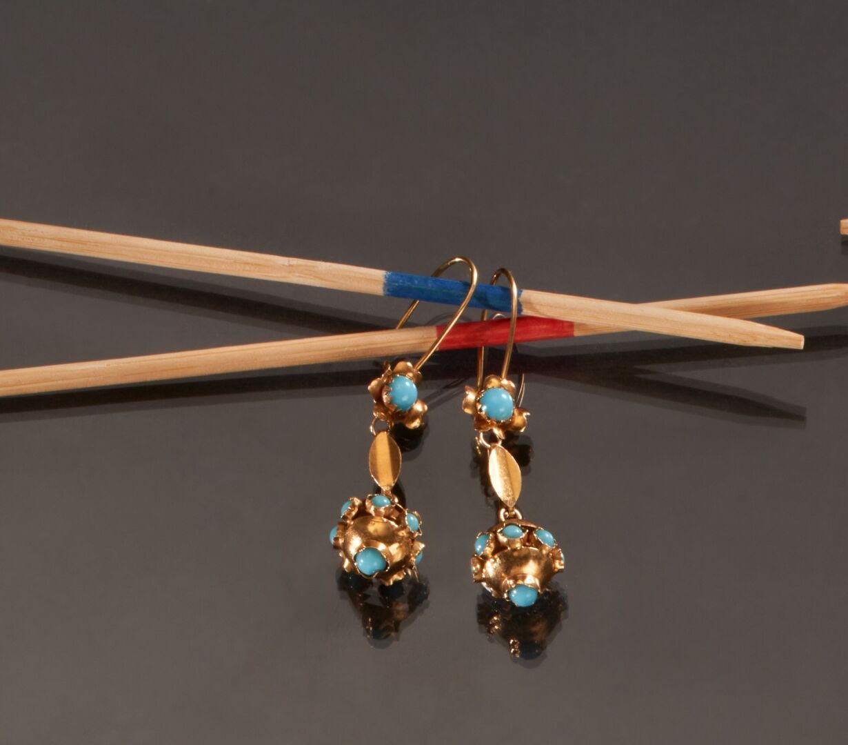 Null Ein Paar Ohrhänger aus Gelbgold 585 Tausendstel, jeweils mit Fleurettendeko&hellip;