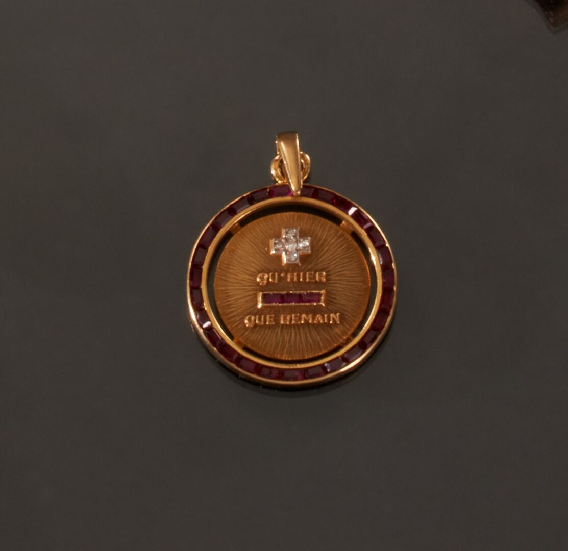 Null 75万分之一的黄金奖章，正面刻有 "+比昨天-比明天 "的字样，上面装饰有圆钻和红色仿石，底部刻有铭文。
总高度 : 3,2厘米
毛重 : 5,2克