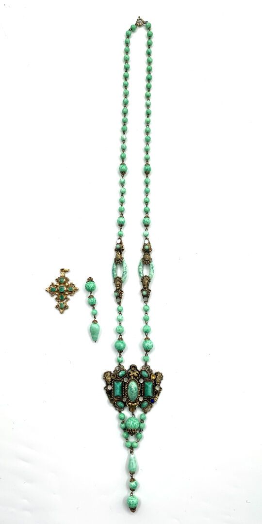 Null 含祖母绿或仿制宝石的拍品包括：一个vermeil十字架吊坠（5.2克）和一条装有图案的金属项链。
(损坏和丢失的部分)