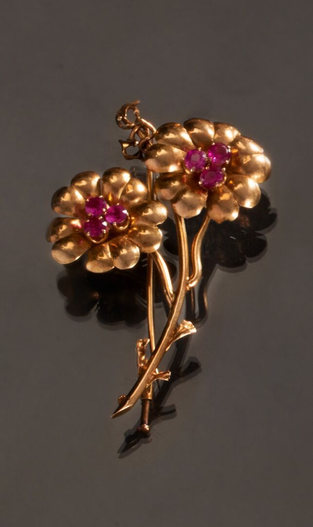 Null 黄金七十五万分之一胸针，花蕊饰有红色仿宝石。
高度 : 5,7 cm
总重量 : 8,7 g