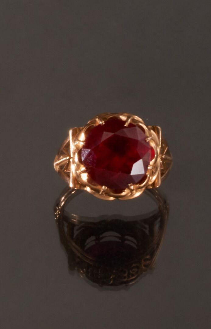 Null 75万分之一的黄金戒指，中心饰有红色仿石。
手指的旋转：53.5 
毛重 : 6,7 g