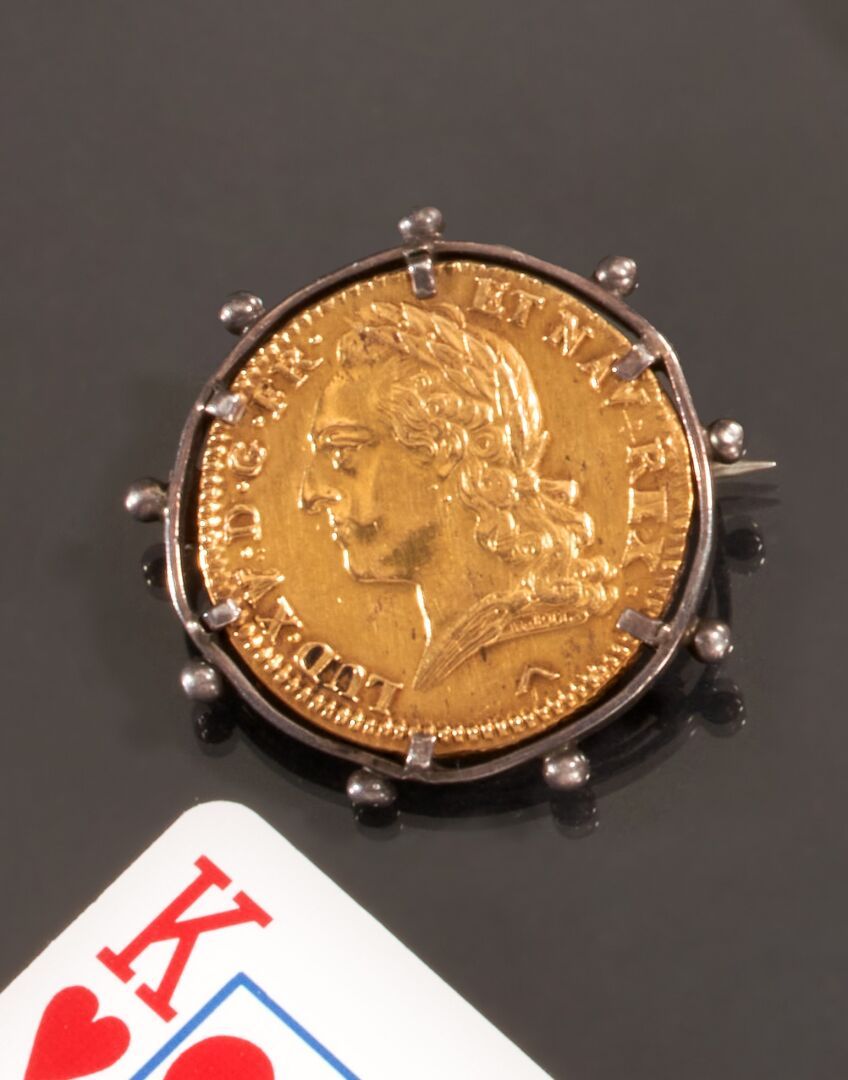 Null 路易十五的双Louis d'or à la vieille tête coin, 1772.
里尔。
安装在胸针上，镶嵌在千分之九百二十五的银器上。
&hellip;