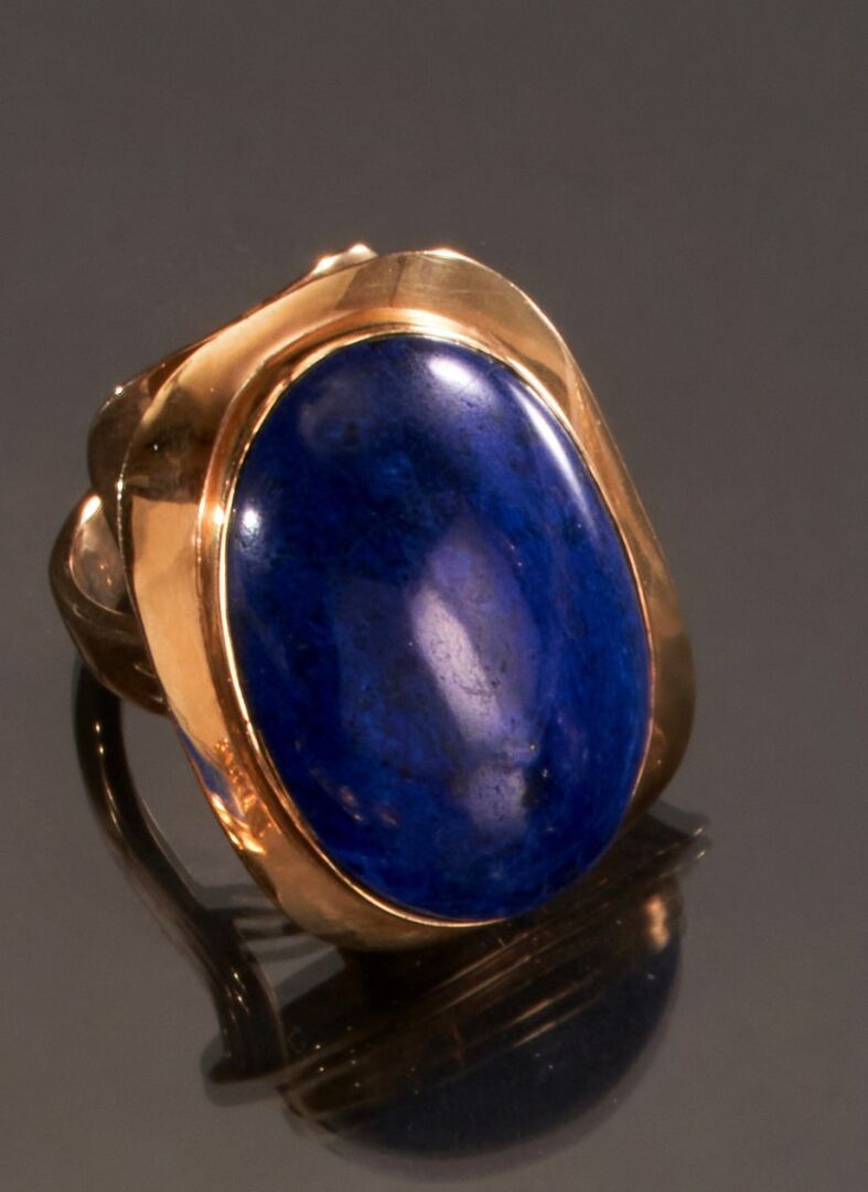Null Yellow gold ring 585 thousandths decorated with a cabochon of lapis lazuli.&hellip;