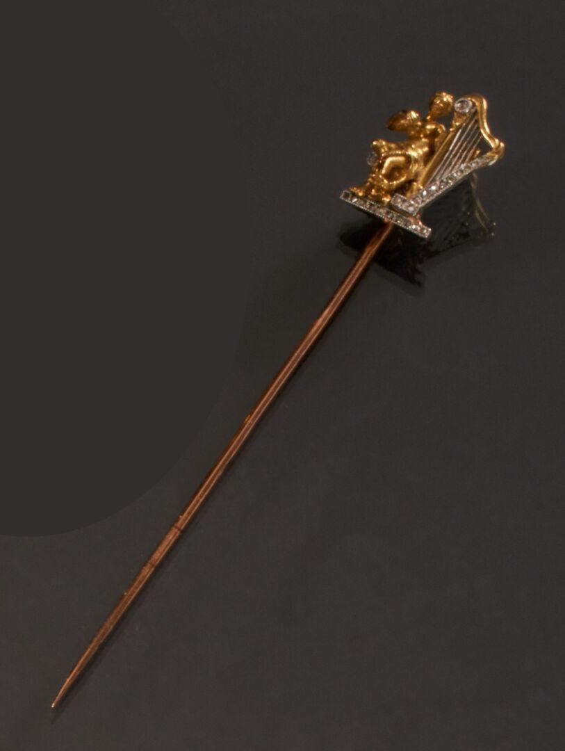 Null 750千分之一黄金领带夹，末端代表竖琴演奏者，部分镶嵌玫瑰式切割钻石。
高度 : 7,5 cm
毛重 : 3,7 g