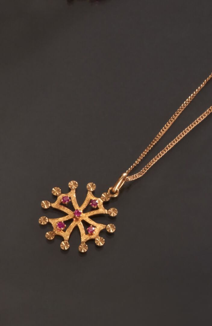 Null 750千分之一的黄金项链，吊坠上有一个用红色仿石装饰的十字架。
长度：50厘米
总重量 : 6,6 g