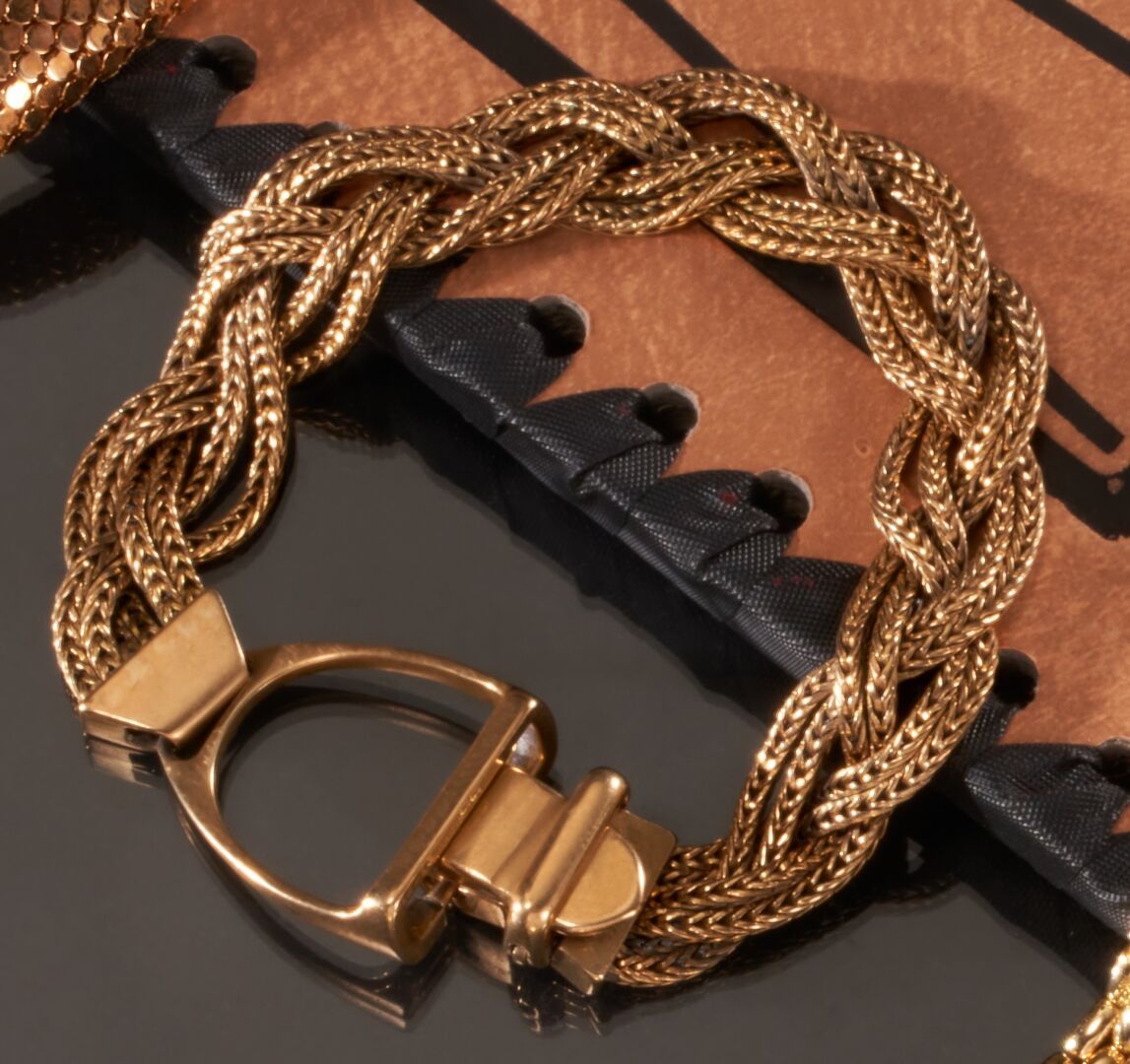 Null 巴黎爱马仕
750千分之一黄金铰接式手镯，链节为编织物，扣子上有马镫和带子装饰。
已签名。
(佩戴)
长度 : 19,7 cm
毛重 : 44,9 g