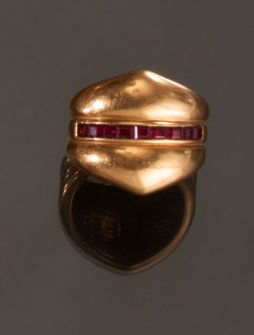 Null 黄金戒指750千分之一，中间装饰有一排校准的红宝石。
(有划痕)
手指尺寸 : 51,5
毛重 : 7,9 g