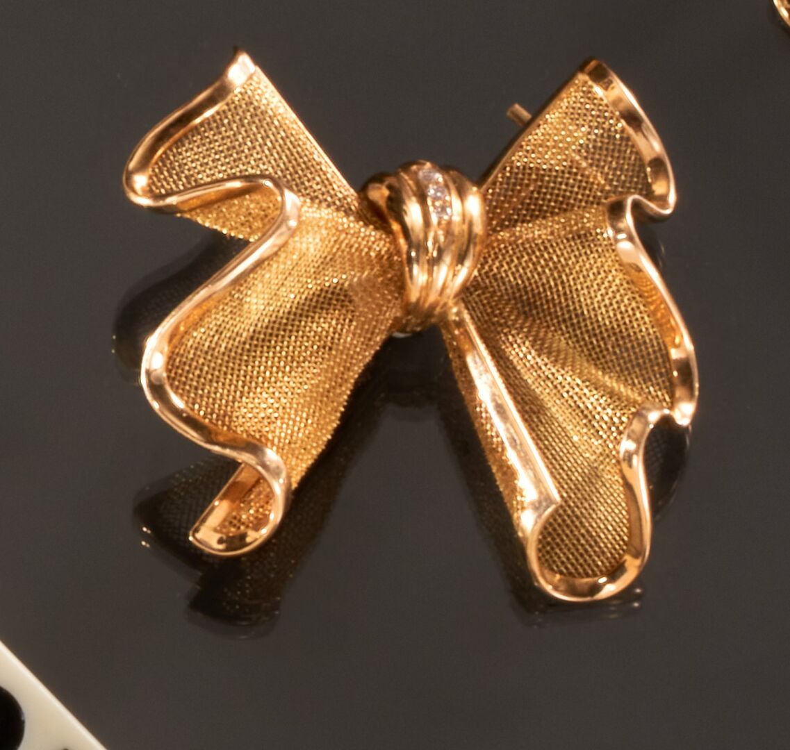 Null 黄金75万分之一的薄纱胸针，中心饰有小圆钻。
(因为太大，所以要重新调整针脚)
长度 : 3,6 cm
总重量 : 7,3 g