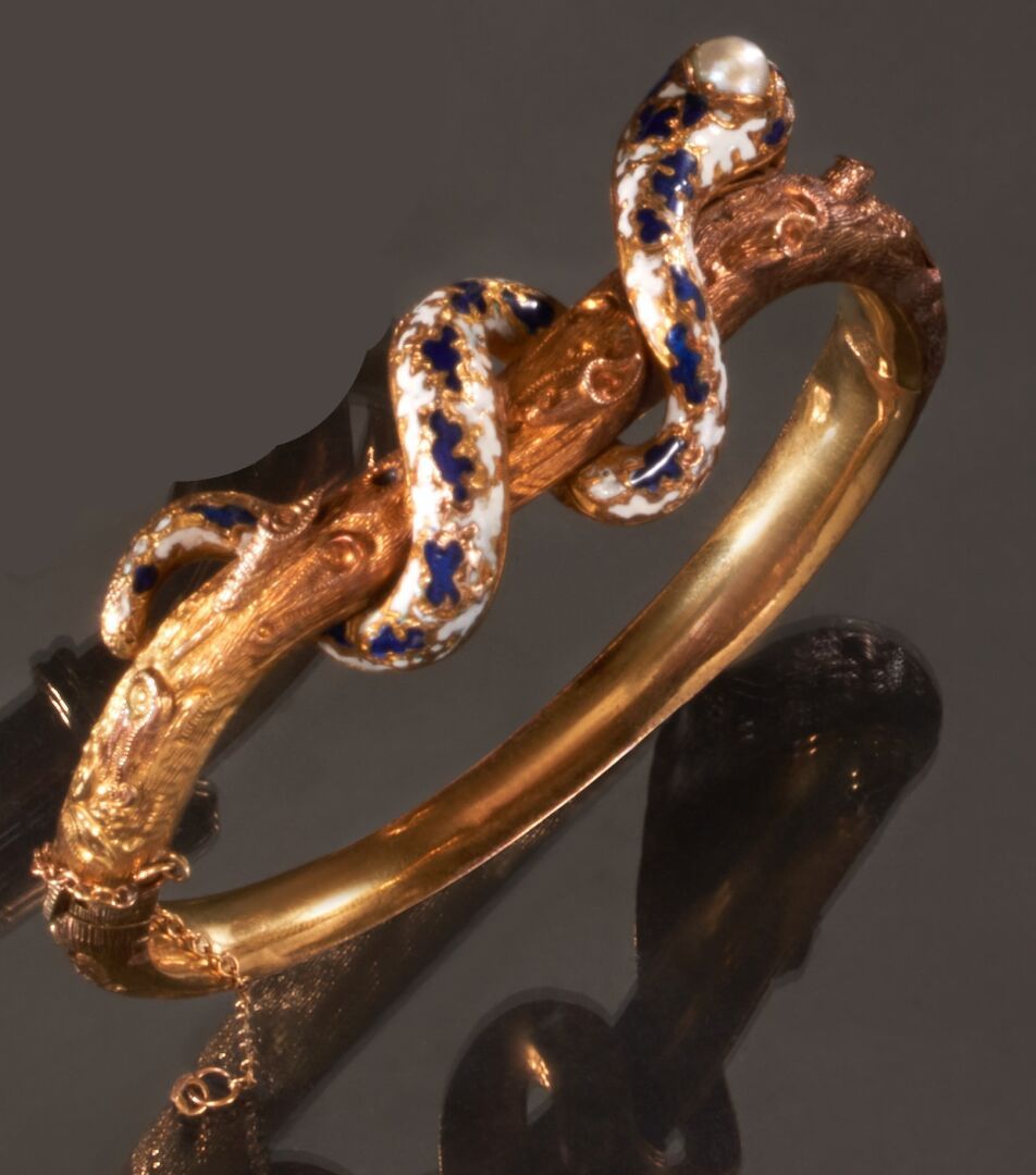 Null 黄金手镯（E.T.标记）完全雕刻着一条蓝白珐琅蛇，缠绕在树枝上，眼睛镶嵌着玫瑰切割钻石。
19世纪的作品
(有凹痕和丢失的珐琅)
内径：6厘米
毛重 &hellip;