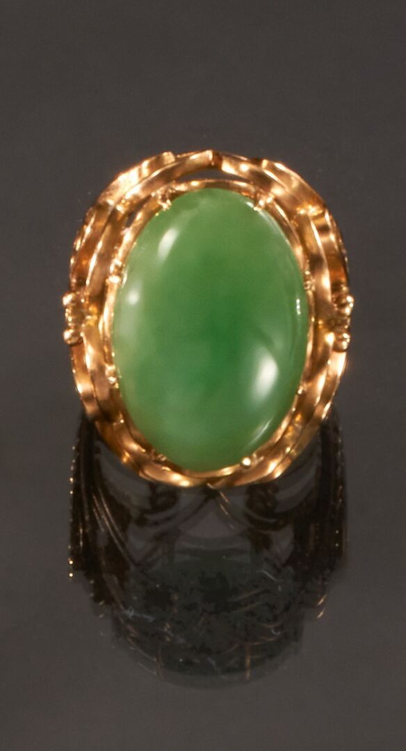 Null 黄金戒指750千分之一的镂空，中间有玉石装饰。
手指尺寸 : 52 
毛重 : 9,6 g