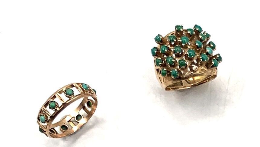 Null 两枚75万分之一的黄金戒指，每一枚都装饰有凸圆形的仿制宝石。
(已磨损，缺少一颗宝石)
毛重：7克
