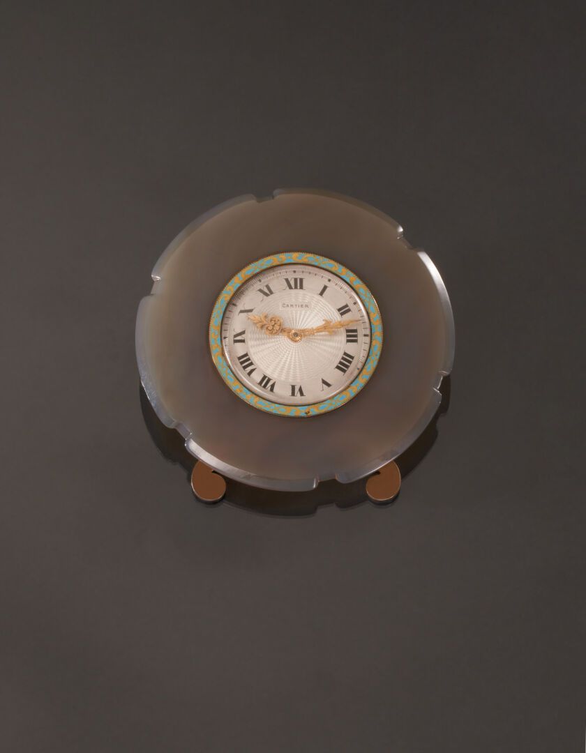 Null CARTIER
Agate table clock. Silvered and guilloche dial with Roman numerals,&hellip;