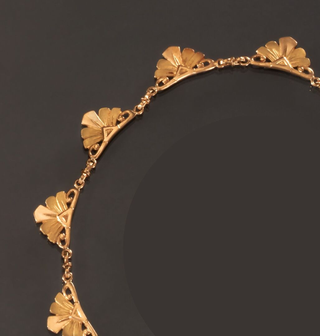 Null 750千分之一黄金铰接式项链，中心装饰有五个风格化的叶状图案。
(一个戒指将被重新固定)
长度：约40厘米
总重量：9.6克