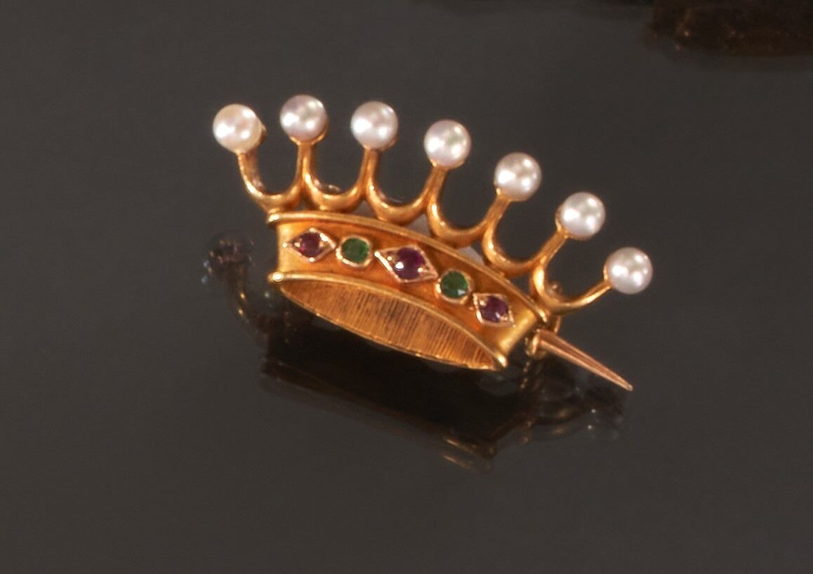Null 黄金750千分之一的胸针，代表伯爵的王冠，装饰有小养殖珍珠和红色及绿色宝石。 
(有划痕)
长度 : 2,7 cm
总重量 : 3,5 克