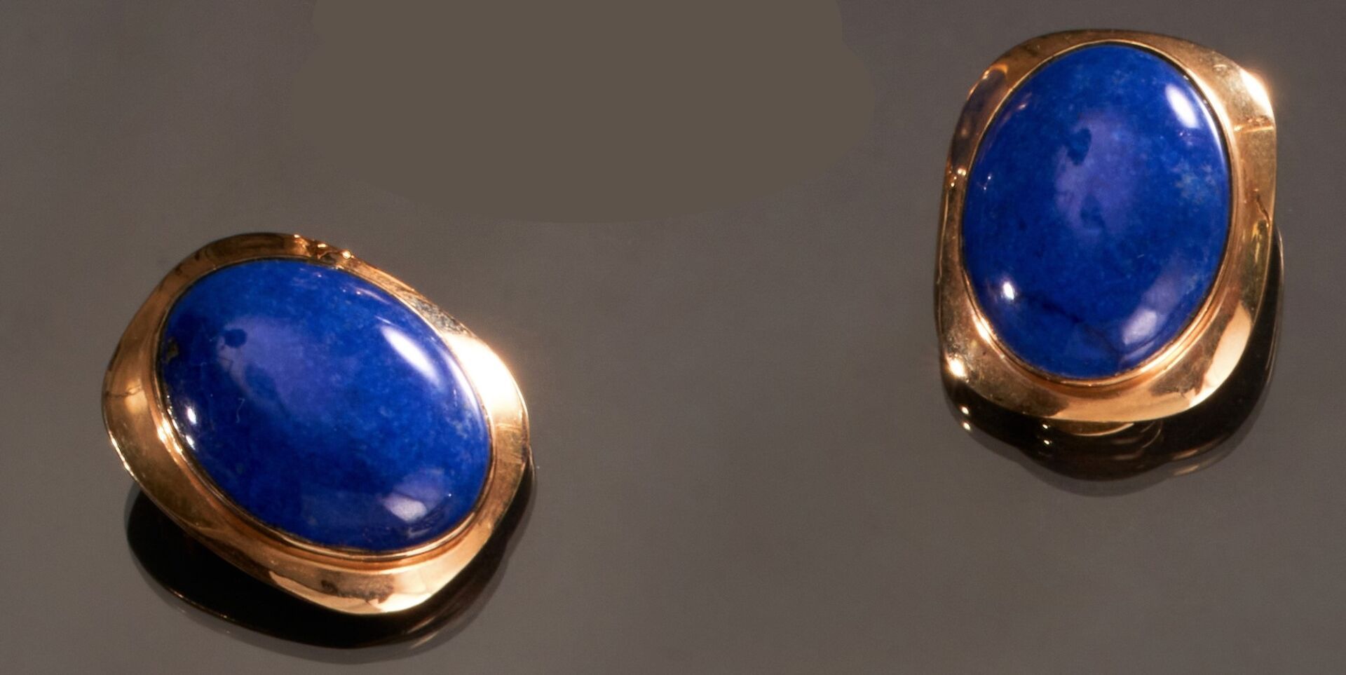 Null 第585000号黄金耳环一对，每只耳环上都有一颗着色的青金石凸圆石装饰。
系统带夹子。
(有胶水的痕迹)
高度 : 2,8 cm
毛重 : 17,4 &hellip;