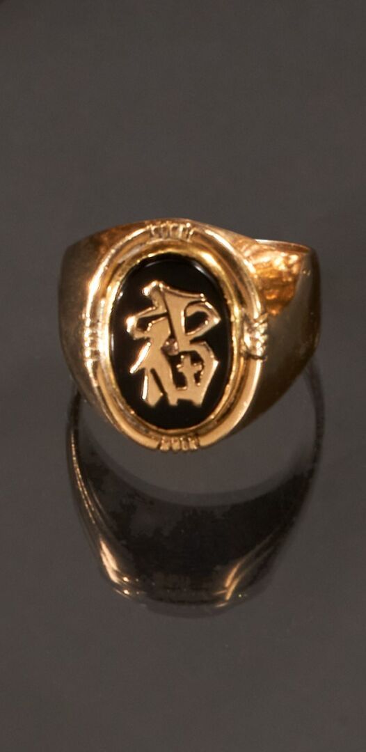 Null 75万分之一的黄金戒指，中心装饰有玛瑙板，上面有一个图案。
(佩戴)
手指尺寸 : 55,5 
毛重 : 16,3 g