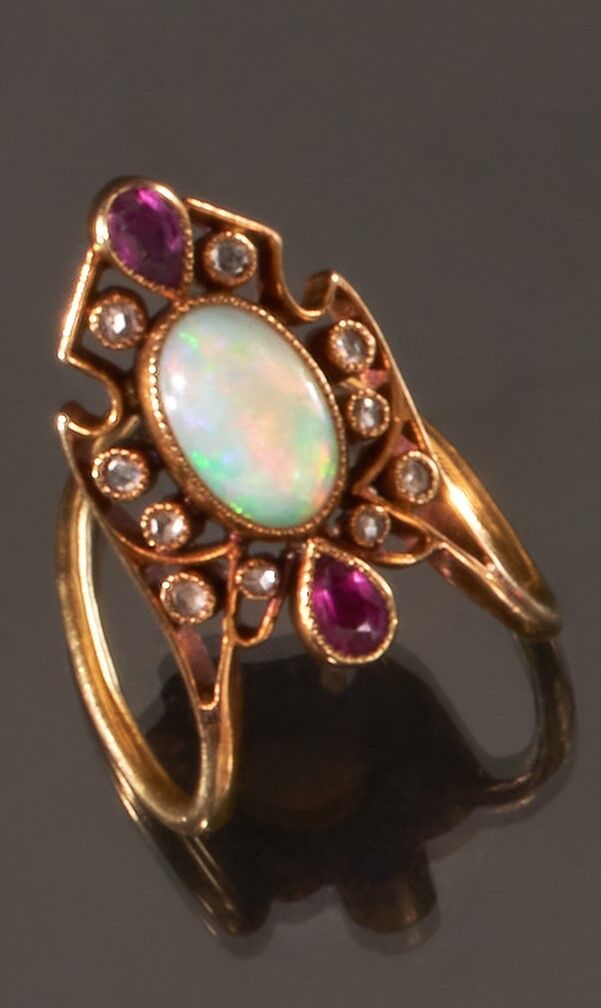 Null Ring aus 750er Gelbgold mit einem ovalen Opal in der Mitte zwischen zwei bi&hellip;