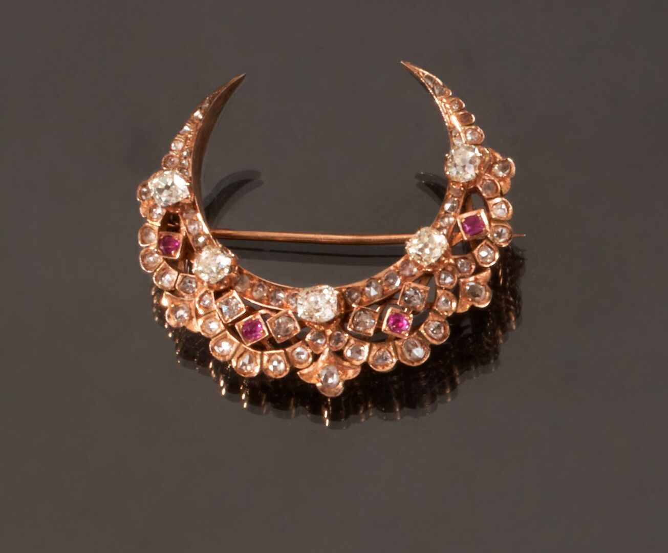 Null 黄金胸针，585千分之一，代表一个新月，装饰有粉红色切割的钻石和旧尺寸的垫子。
(有划痕和缺失)
高度 : 4厘米
总重量 : 14克