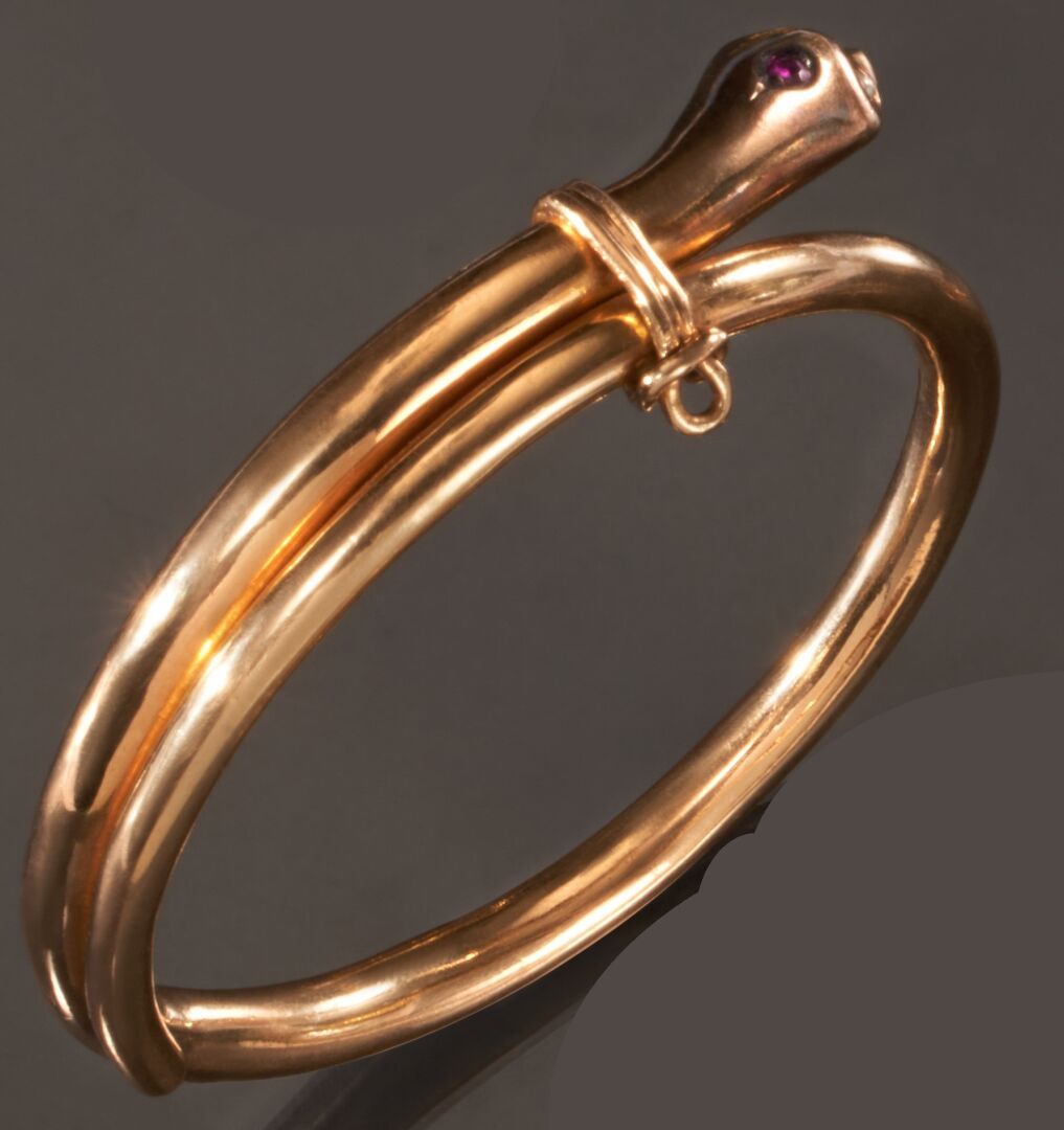 Null 千分之七十五的黄金手镯，代表一条盘绕的蛇，眼睛装饰着小半颗文化珍珠。
(凸点)
内直径 : 6,5 cm
总重量 : 52,3 克