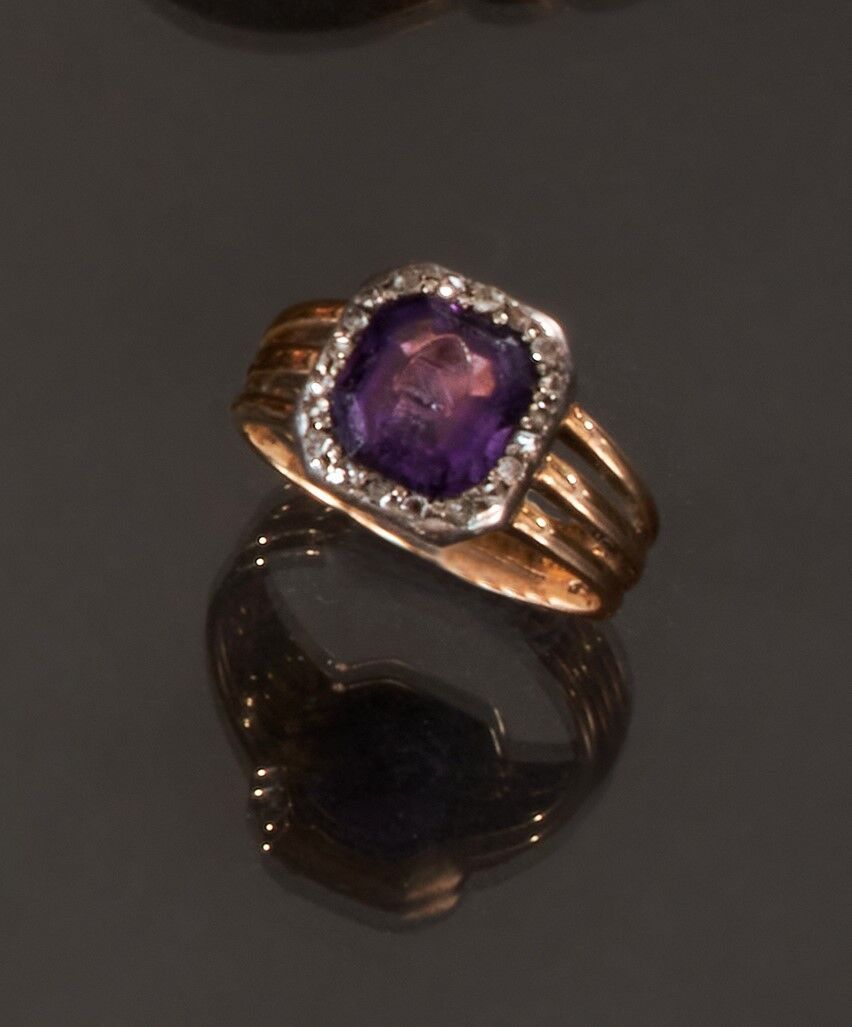 Null 黄金七十五万分之一和银九十二万五千分之一的戒指，中心是一颗紫水晶，周围是粉红色切割的钻石，刻有凹版。
(镶嵌处有裂痕，有缺口，镶嵌处有大小不一的痕迹）&hellip;