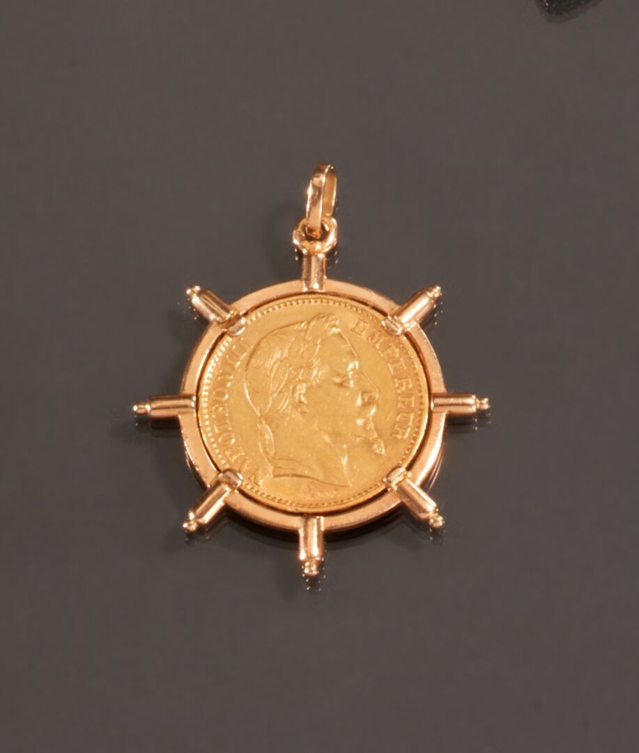 Null Pendant in yellow gold 750 thousandths the center decorated with a coin of &hellip;