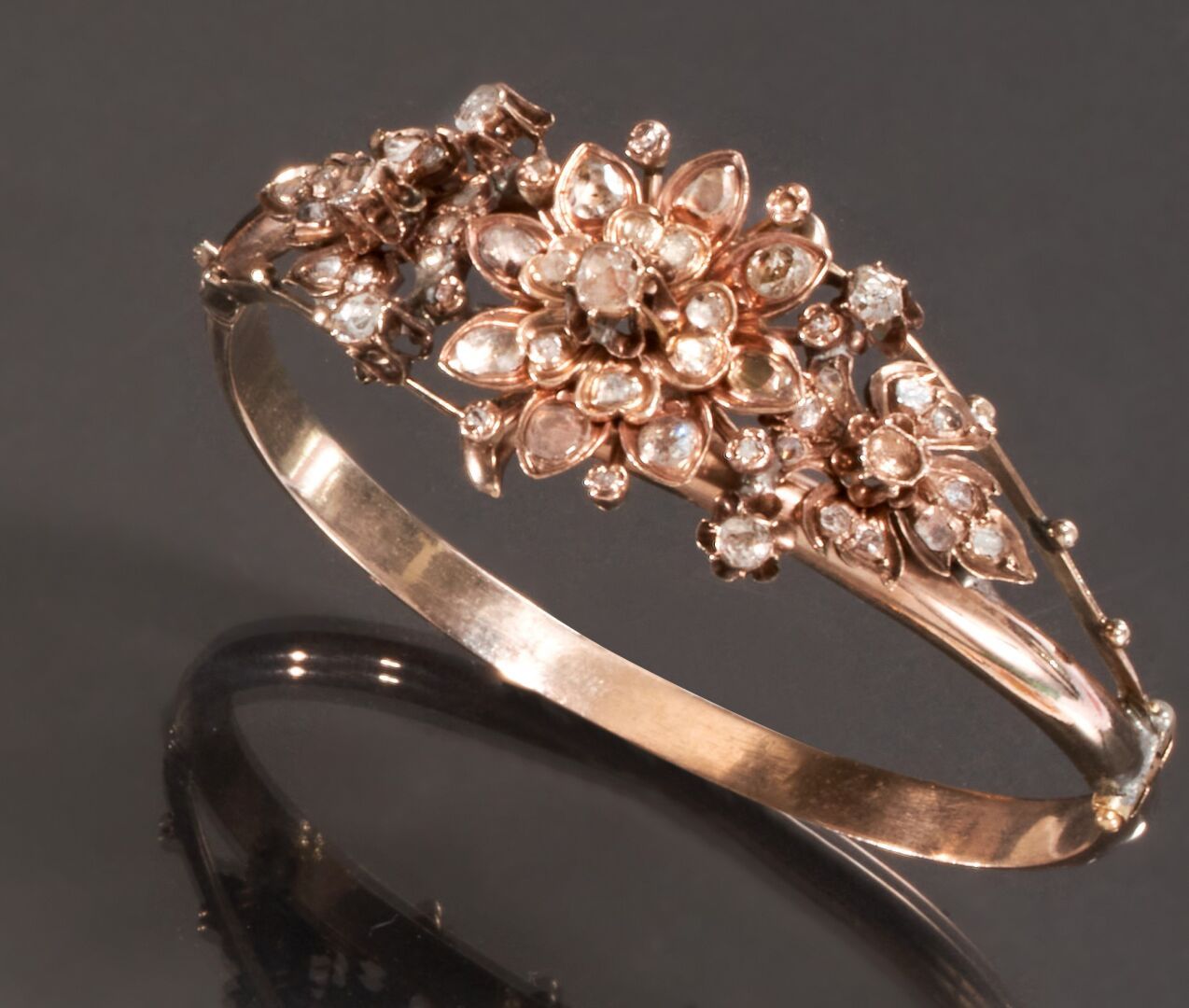 Null 镶嵌有玫瑰式切割钻石的叶子装饰，包括一对黄金585千分之一的耳环，夹子系统，以及一个金属的刚性和开口手镯。
(有维修、事故和遗漏的痕迹)。
毛重：34&hellip;