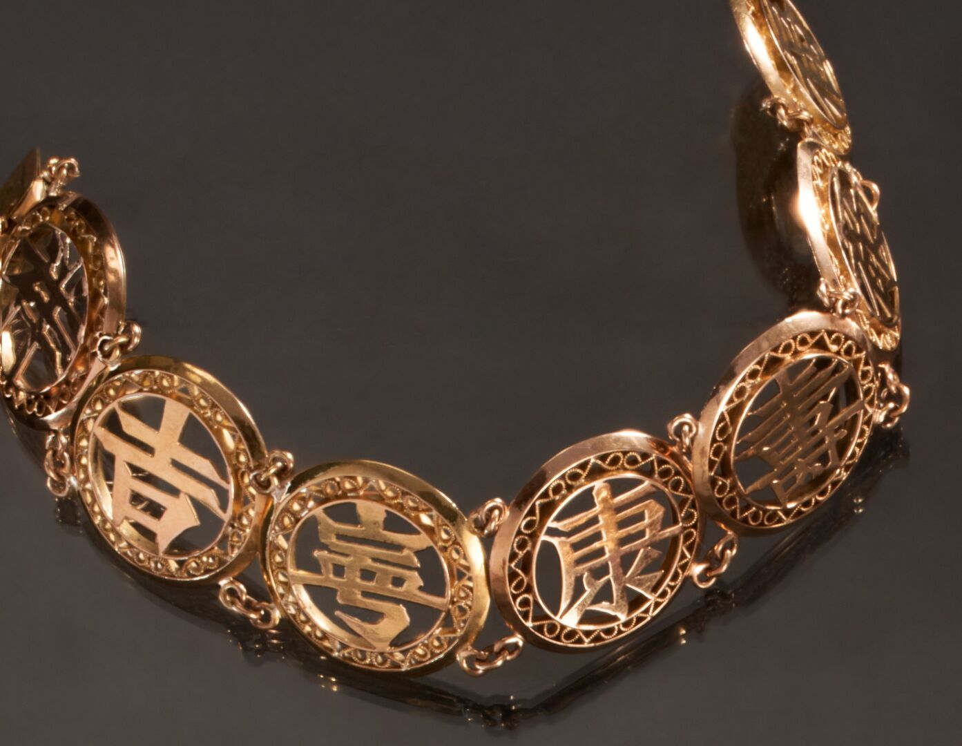 Null 75万分之一的黄金铰链手镯，镂空的链节代表了亚洲文字。
毛重：30.5克