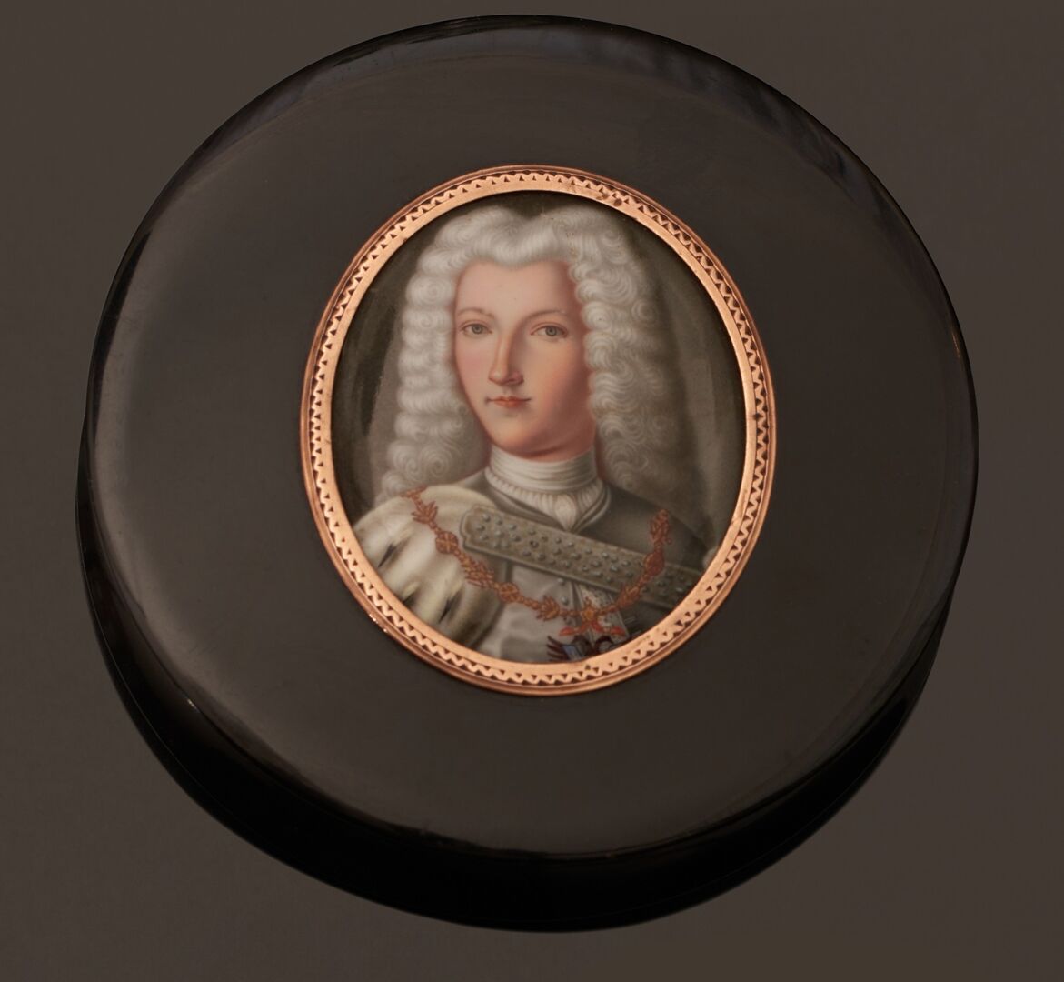 Null Boite ronde en composition, le couvercle serti d'une miniature représentant&hellip;