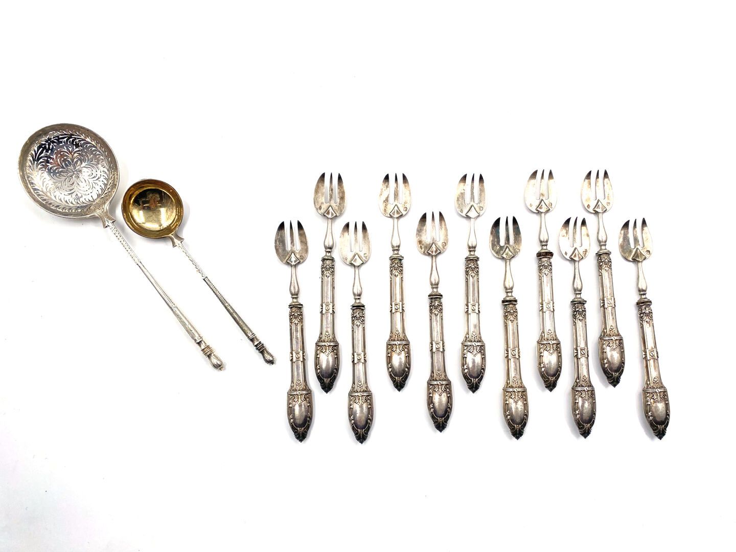 Null Doce tenedores de ostra en plata de 925 milésimas con decoración de follaje&hellip;