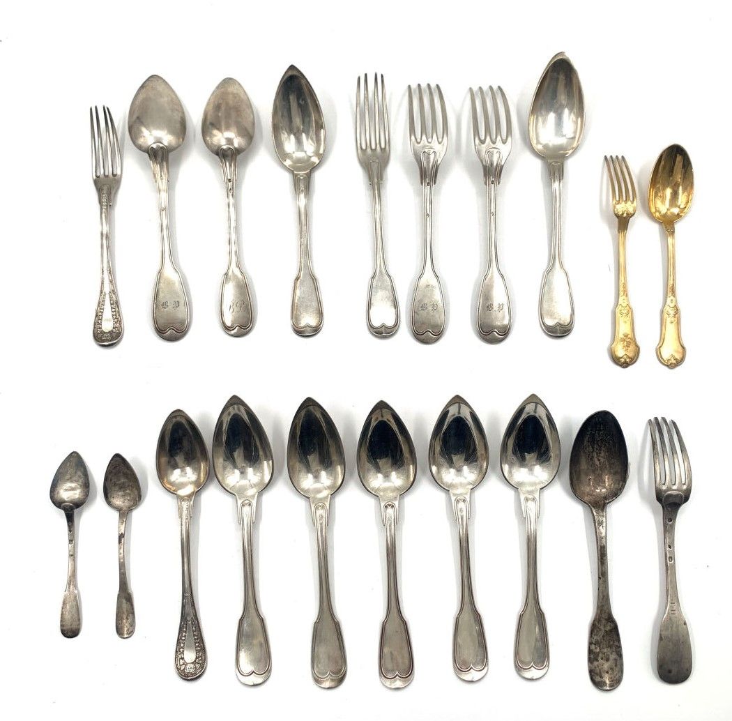 Null Lot in silver 800 and 950 thousandths comprising: 
- a cutlery with lion's &hellip;