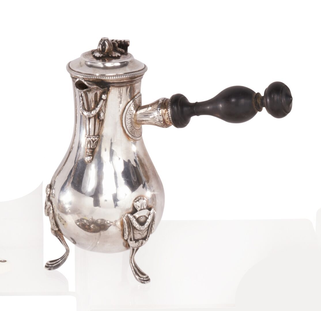 Null 一个普通的银质三足壶，壶把和壶身都有月桂树的扭曲。果实形状的frétel和黑木的手柄。
巴黎，1789年。
金匠大师：APMR（弗里吉亚帽）。
高度：&hellip;