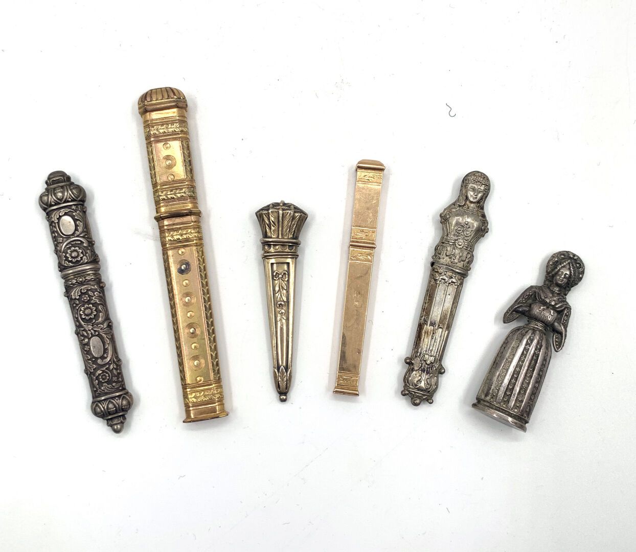 Null Sechs Nadeletuis, davon drei aus Silber und Vermeil mit Figuren- oder Blatt&hellip;