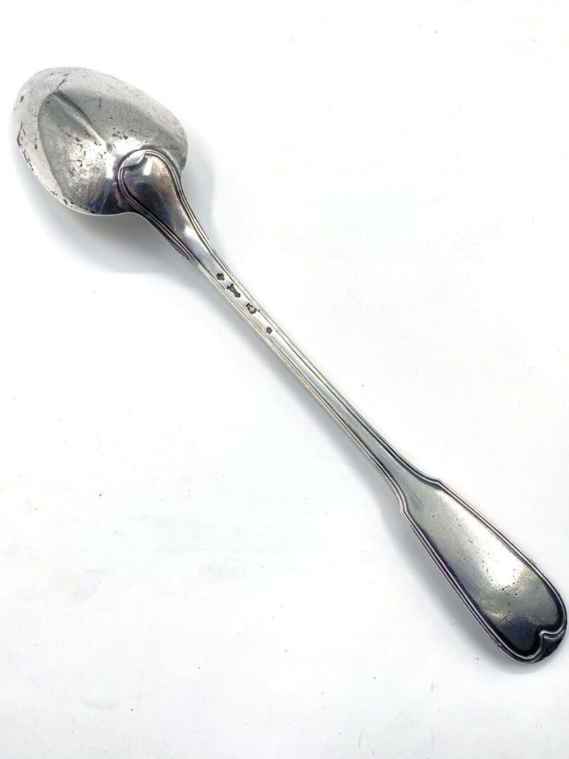 Null 银质炖汤匙，锉刀型。
巴黎，1782-83
金匠大师可能:约瑟夫-伊尼亚斯-克莱斯姆
长度：34厘米
重量：250克
(旧纹章的痕迹)