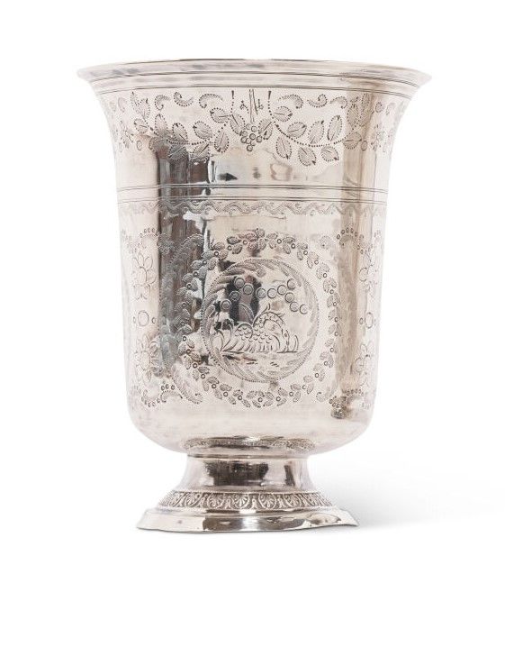Null 一个950毫米的银制郁金香形水壶，底座上有一个棕榈形的模子，上面装饰着天鹅和叶子，底部刻有 "PELAII TATIN"。
巴黎1809-1819年
&hellip;