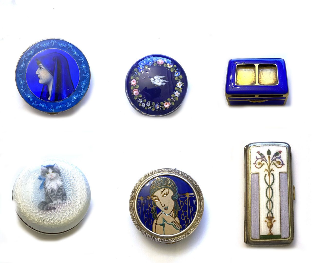 Null 银质或镀金拍品80和90万分之一，包括一个蓝色珐琅邮票盒，一个粉盒，一个香烟盒，带珐琅装饰的仙人掌和三个药盒，两个银质的，带珐琅装饰的猫（俄罗斯作品）&hellip;