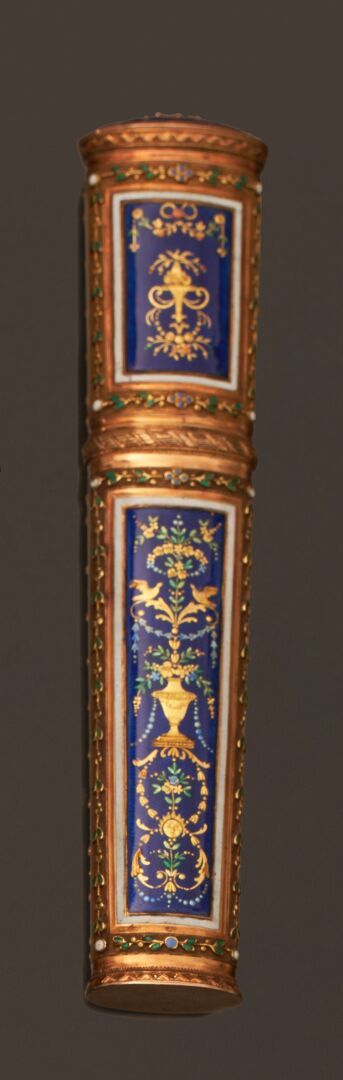 Null 黄金蜡盒，在玑镂背景上有多色珐琅装饰，有花瓮、叶冠和一对鸽子。 
外国作品，可能是瑞士，19世纪初 
长度：11,3厘米 
毛重：43.2克
(空模，&hellip;