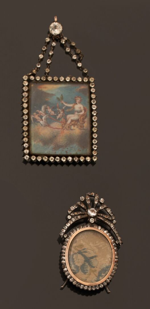 Null Marco de caballete ovalado y medallón rectangular con cadena colgante de pl&hellip;