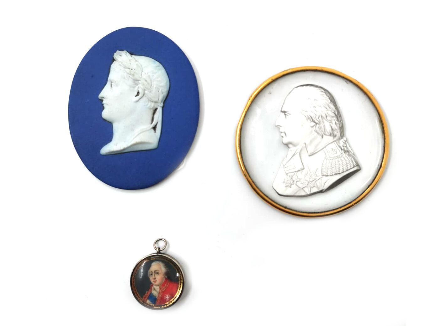 Null Lote compuesto por un medallón de cristal-cerámica representando a Luis XVI&hellip;