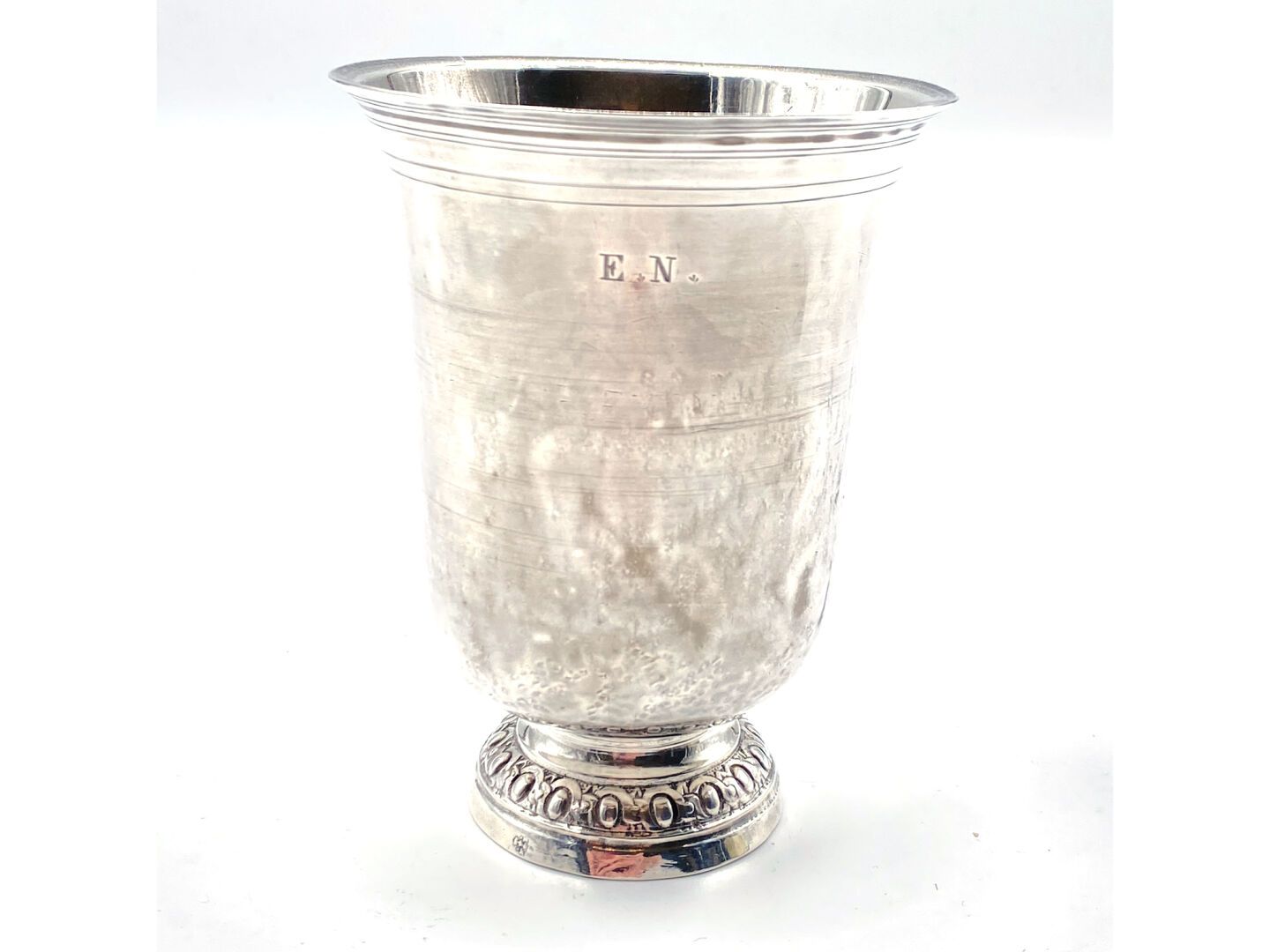 Null 一个950毫米的银制郁金香酒杯，放在一个镶有宝石的基座上，颈部有螺纹，有E.N和J.B的字样。
巴黎1798-1809和底部的18世纪印记
高12厘米&hellip;