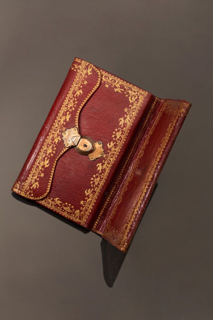 Null 红色鎏金摩洛哥小钱包，有花和鸟的装饰，里面有一本日历（1768年）。
18世纪
尺寸：16 x 10厘米