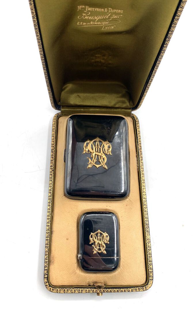 Null 金属烟盒和火柴盒，上面有 "M.S. "的贴花图案。
毛重：80克
在其形状的盒子里。
一个包含镜子的旋转奖章，在仿紫罗兰石的框架中装饰着一只带冠的鹰&hellip;
