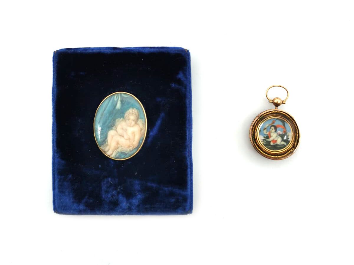 Null Ovale Miniatur, die ein nacktes Baby unter einer blauen, goldumrandeten Dra&hellip;