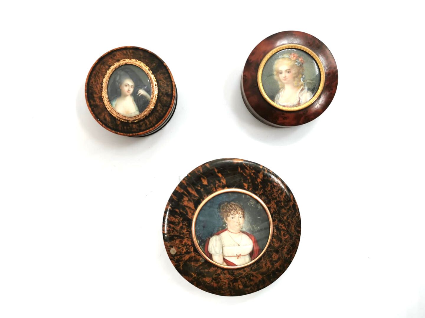 Null Three round boxes in burl or composition lined with tortoiseshell, the lids&hellip;