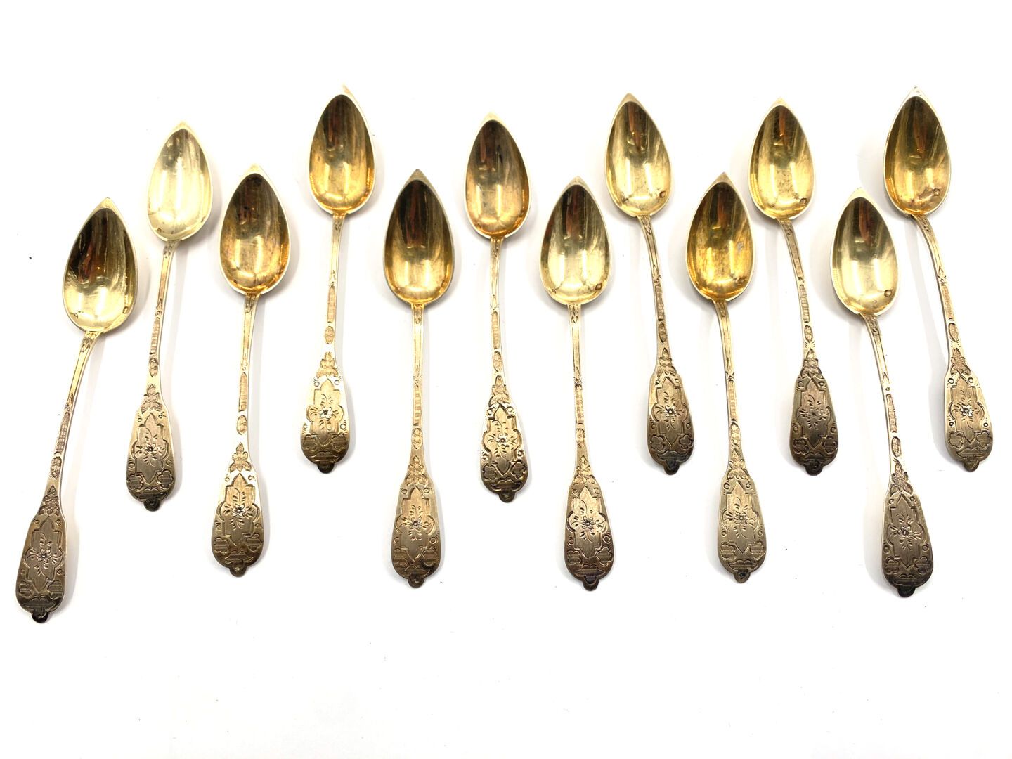 Null Twelve tea spoons in vermeil 800 thousandths with guilloche decoration.
MIN&hellip;