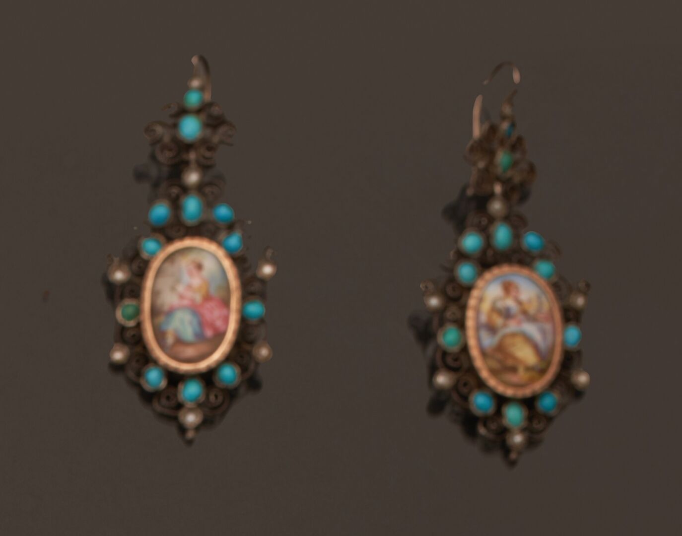 Null 一对镶有多色瓷片的银丝耳环，瓷片描绘的是风景中的年轻女子，周围有半颗珍珠和凸圆形绿松石。
19世纪
(意外事件)
毛重：9克