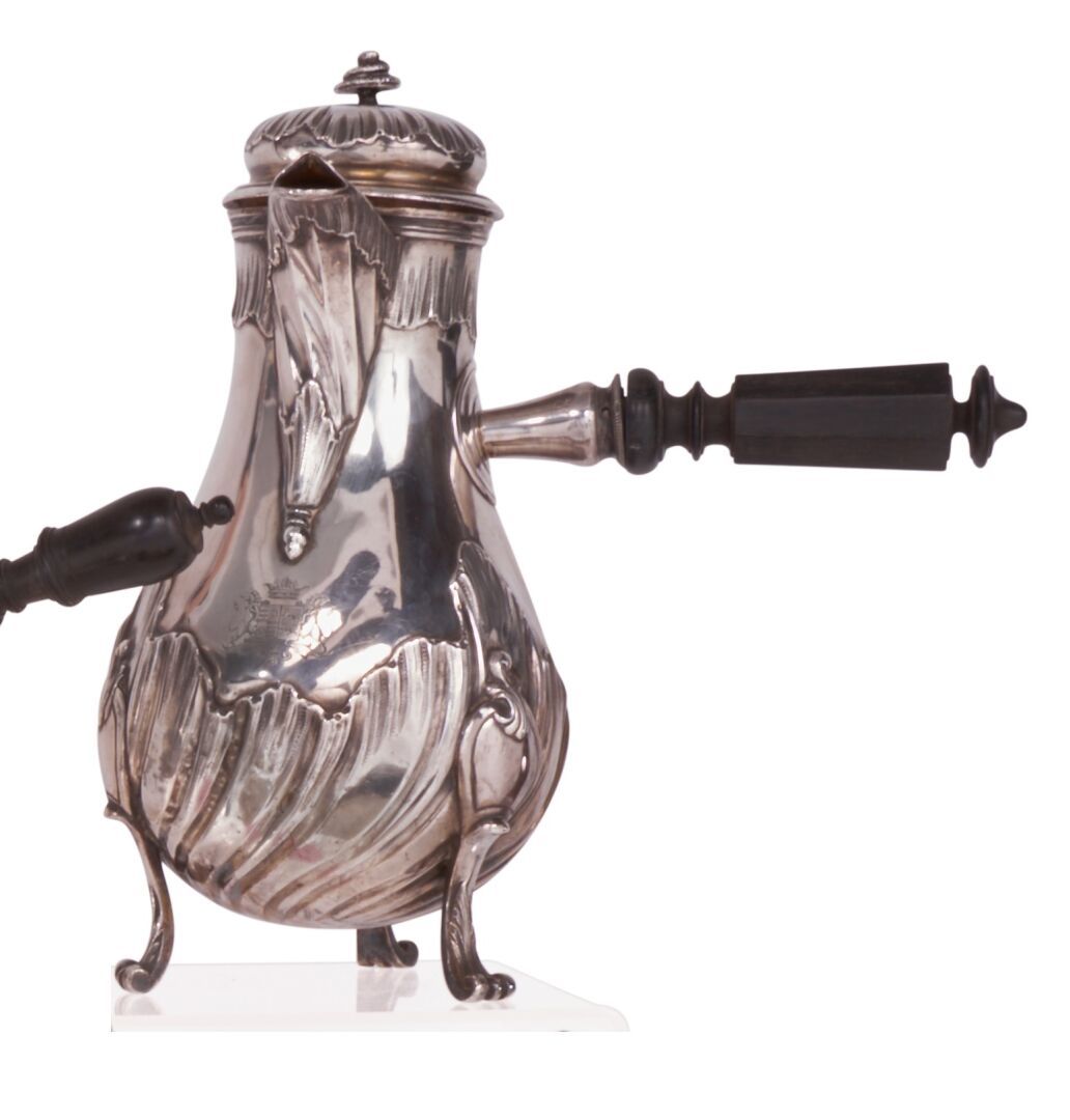 Null 三足银咖啡壶95万分之一，带有印有联盟纹章的罗盖尔装饰，侧面有木质的把手。
米纳瓦，19世纪
金匠:Léon LAPAR
毛重：725克
(震动)
